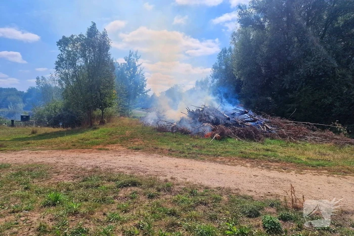 Stapel gesnoeid hout in brand