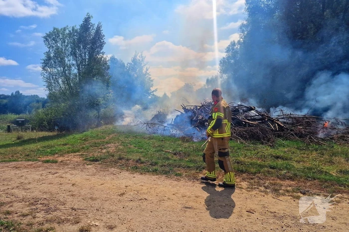 Stapel gesnoeid hout in brand
