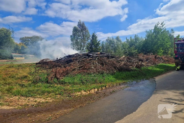 Stapel gesnoeid hout in brand