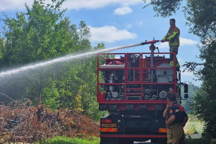 Stapel gesnoeid hout in brand
