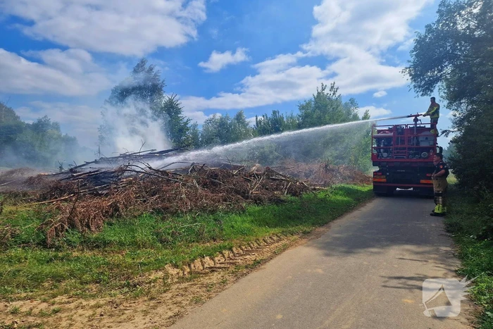 Stapel gesnoeid hout in brand