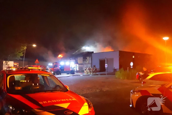 Grote brand in slooppand vergt grote inzet van brandweer