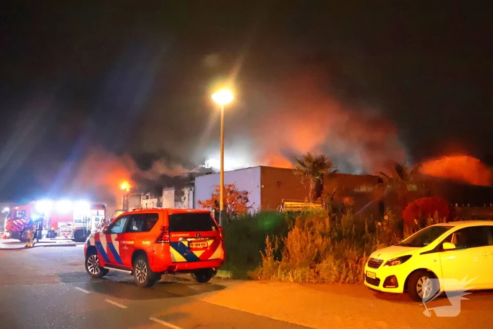 Grote brand in slooppand vergt grote inzet van brandweer