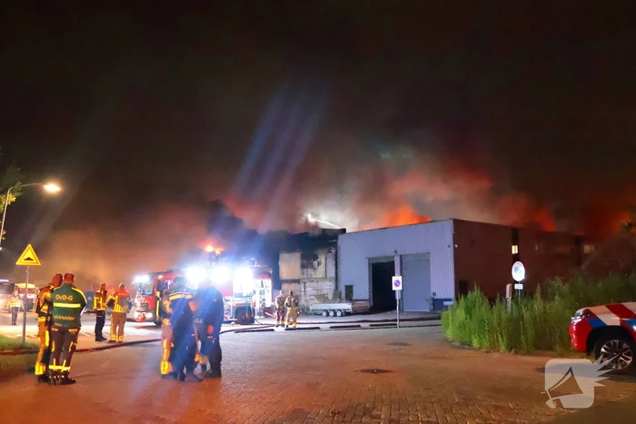 Grote brand in slooppand vergt grote inzet van brandweer