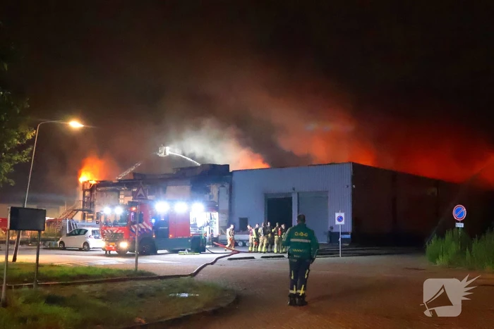 Grote brand in slooppand vergt grote inzet van brandweer