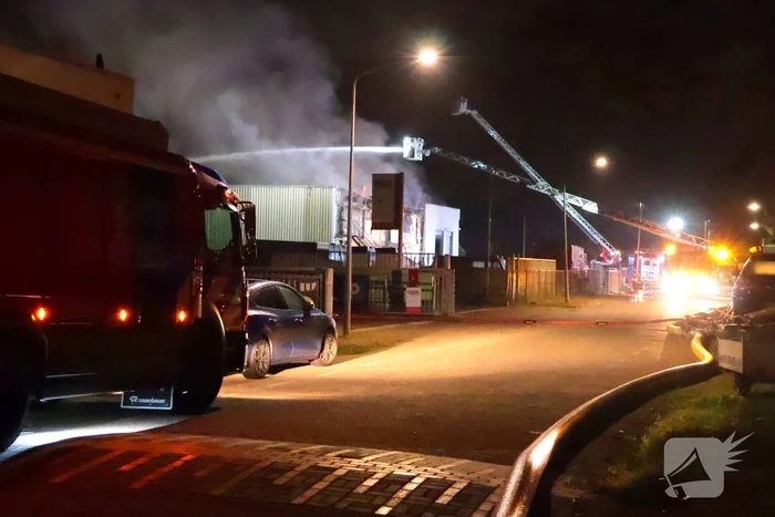 Grote brand in slooppand vergt grote inzet van brandweer
