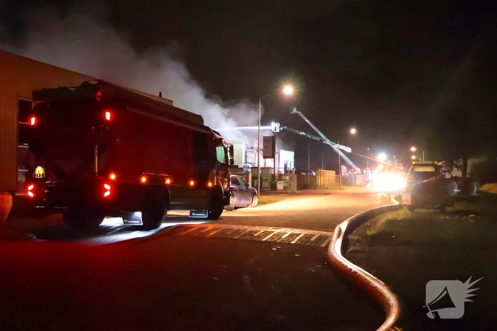 Grote brand in slooppand vergt grote inzet van brandweer