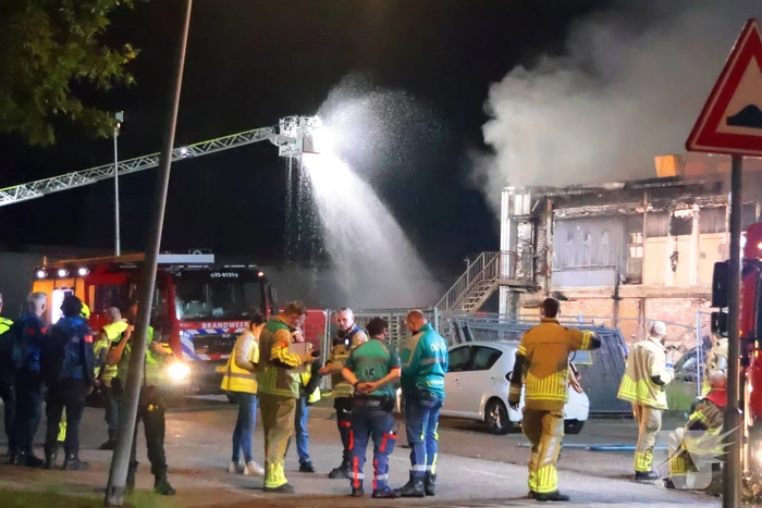 Grote brand in slooppand vergt grote inzet van brandweer