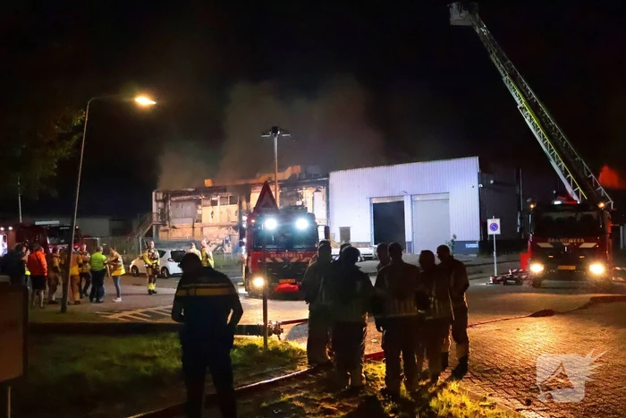 Grote brand in slooppand vergt grote inzet van brandweer