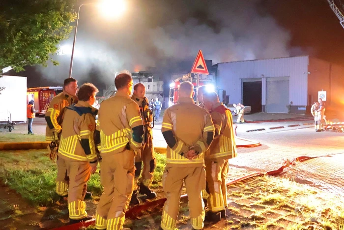 Grote brand in slooppand vergt grote inzet van brandweer
