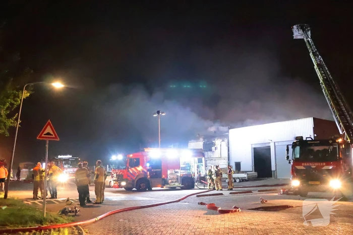 Grote brand in slooppand vergt grote inzet van brandweer