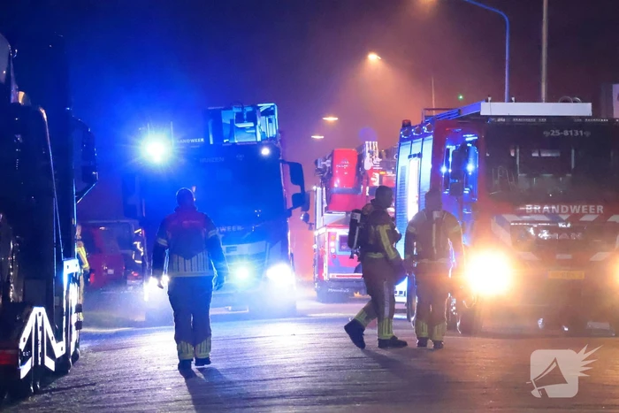 Grote brand in slooppand vergt grote inzet van brandweer