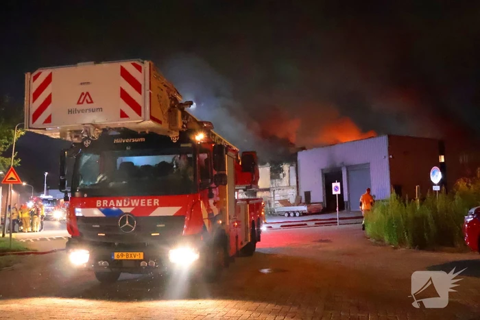 Grote brand in slooppand vergt grote inzet van brandweer