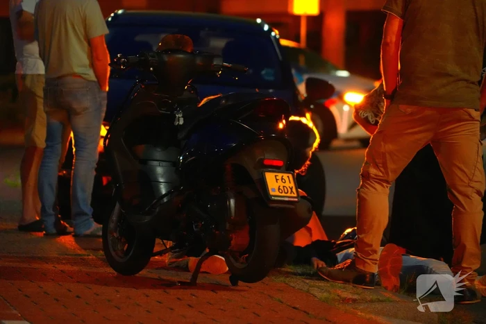 Scooterrijder onderuit in bocht