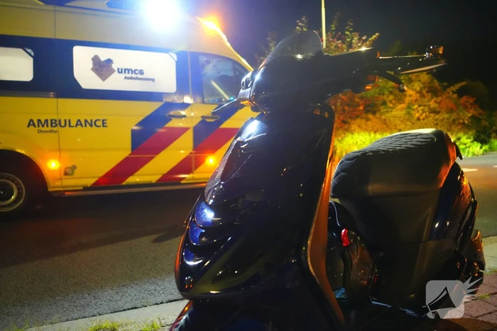 Scooterrijder onderuit in bocht