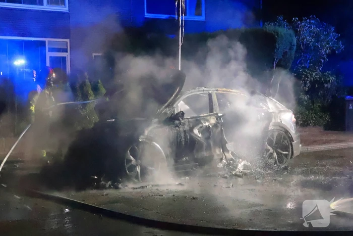 Auto volledig verwoest door brand