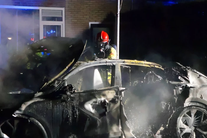 Auto volledig verwoest door brand