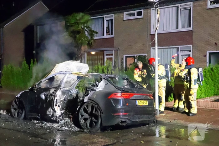 Auto volledig verwoest door brand