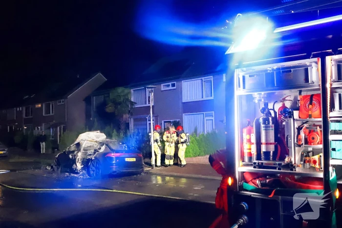 Auto volledig verwoest door brand
