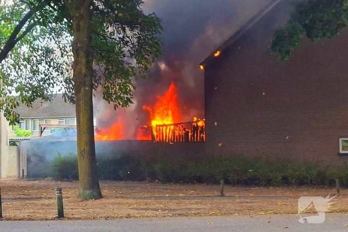 Vlammenzee slaat over naar woningen