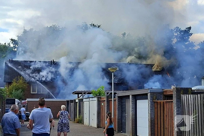 Vlammenzee slaat over naar woningen