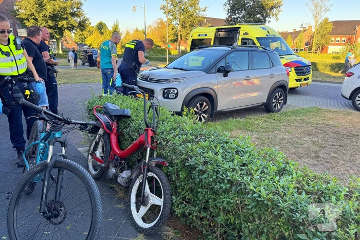 Zwaargewonde bij ongeval met crosbrommertje