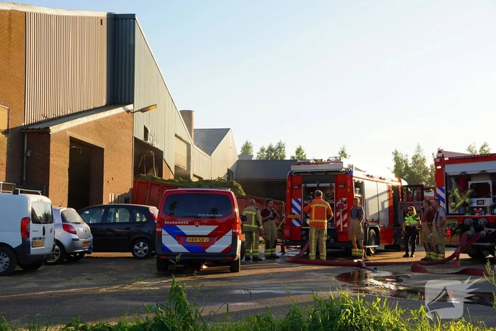 Meerdere brandweer eenheden ingezet bij brand grasdrogerij