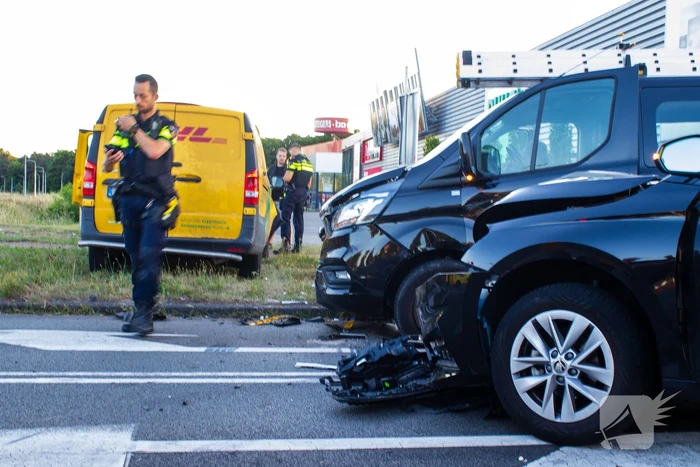 Ongeval met DHL-bus leidt tot botsing met meerdere voertuigen