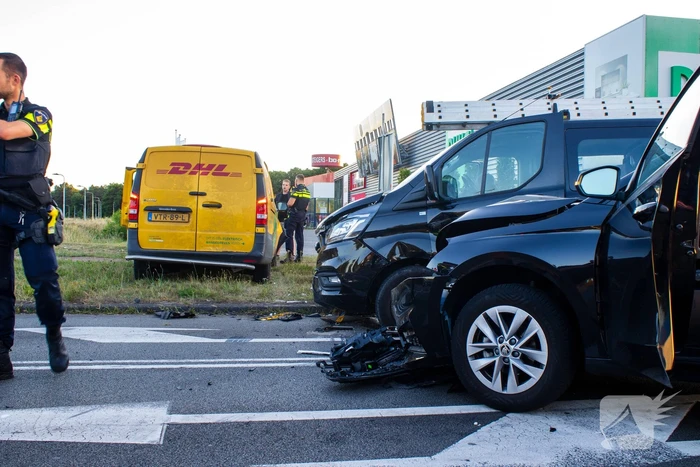 Ongeval met DHL-bus leidt tot botsing met meerdere voertuigen