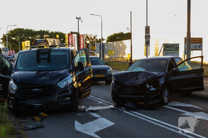 Ongeval met DHL-bus leidt tot botsing met meerdere voertuigen