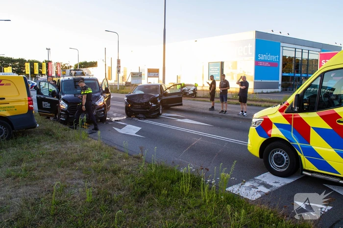 Ongeval met DHL-bus leidt tot botsing met meerdere voertuigen
