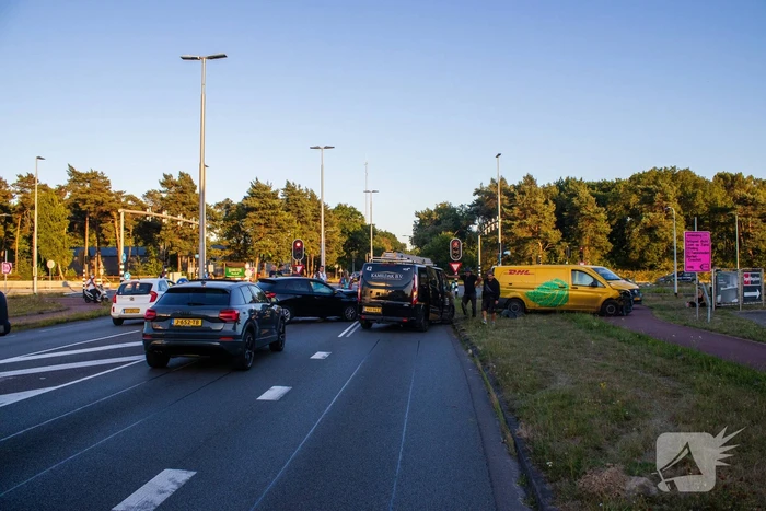 Ongeval met DHL-bus leidt tot botsing met meerdere voertuigen