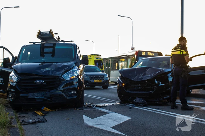 Ongeval met DHL-bus leidt tot botsing met meerdere voertuigen
