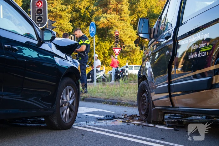 Ongeval met DHL-bus leidt tot botsing met meerdere voertuigen