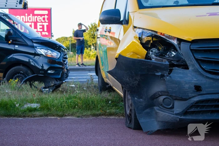Ongeval met DHL-bus leidt tot botsing met meerdere voertuigen
