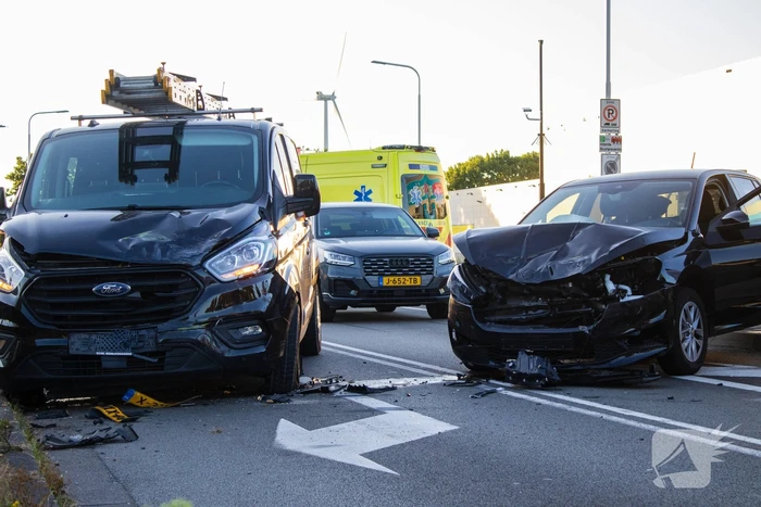 Ongeval met DHL-bus leidt tot botsing met meerdere voertuigen