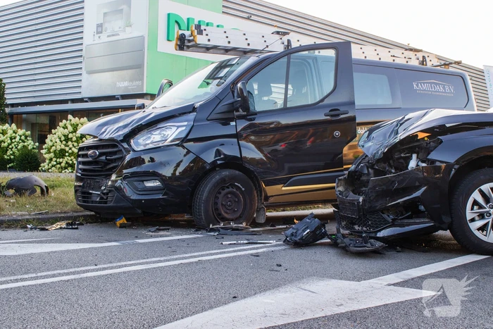 Ongeval met DHL-bus leidt tot botsing met meerdere voertuigen