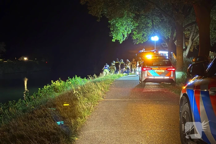 Man met verward gedrag valt in water