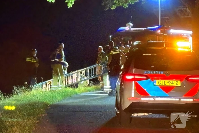Man met verward gedrag valt in water