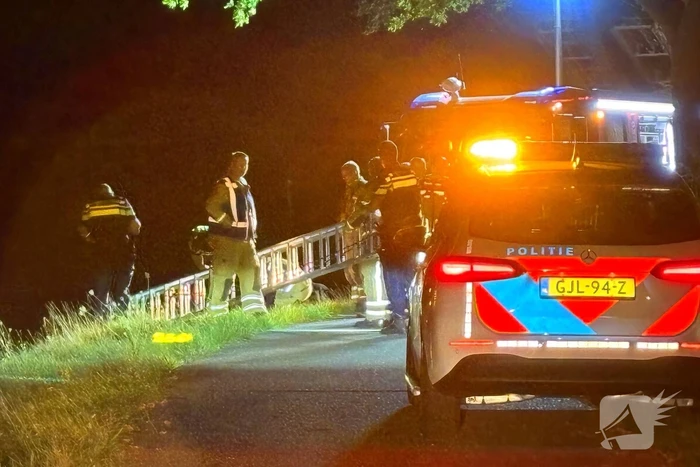 Man met verward gedrag valt in water