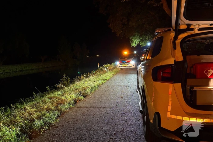 Man met verward gedrag valt in water