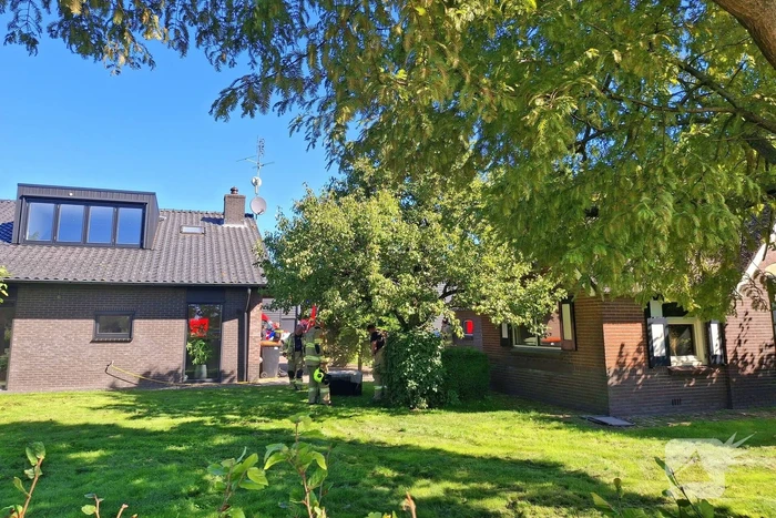 Brandweer in actie bij woningbrand
