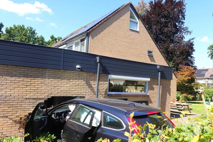 Auto tegen woning na ongeval