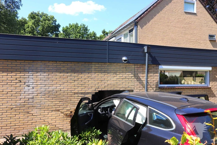 Auto tegen woning na ongeval