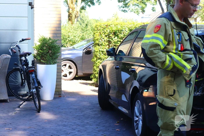 Auto tegen woning na ongeval