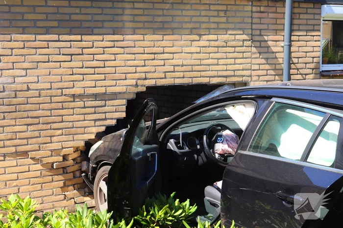 Auto tegen woning na ongeval