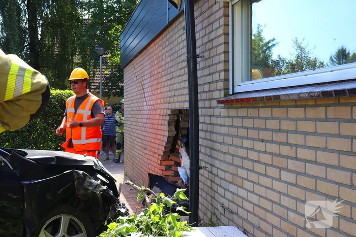 Auto tegen woning na ongeval