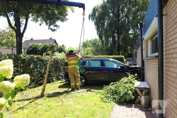 Auto tegen woning na ongeval