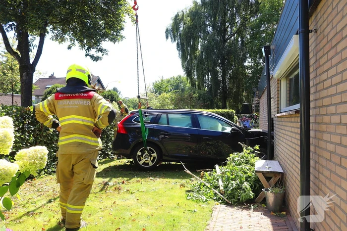 Auto tegen woning na ongeval