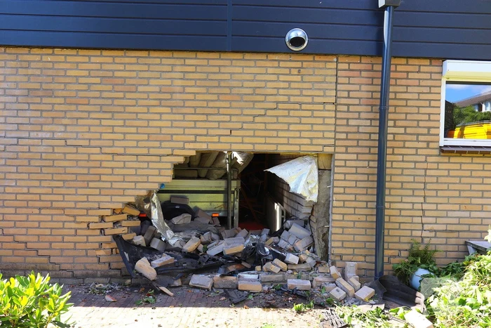 Auto tegen woning na ongeval